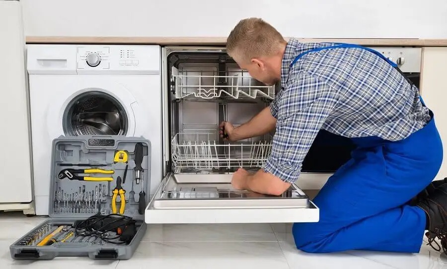 Gölcük Hitachi servisi teknisyen ekibi beyaz eşya tamiri yaparken